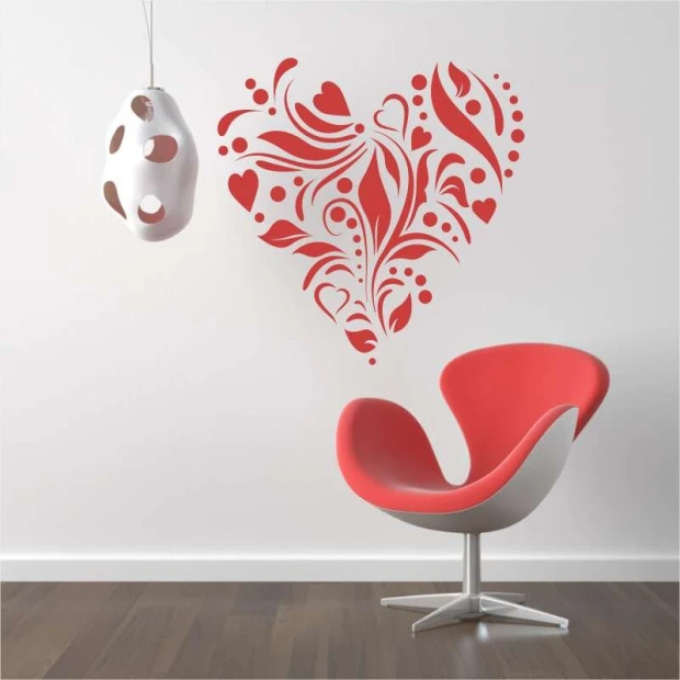 Szablon do malowania serce ornament 2339 - Aranżacja w salonie. Ściana w jasnym kolorze z nowoczesnym fotelem