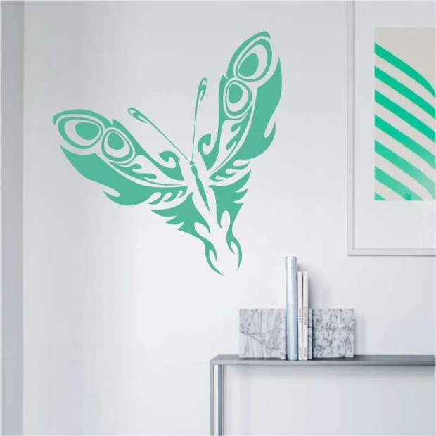 Szablon malarski wzorzysty motyl 2357 - Aranżacja w salonie. Ściany w jasnym kolorze z minimalistycznymi meblami