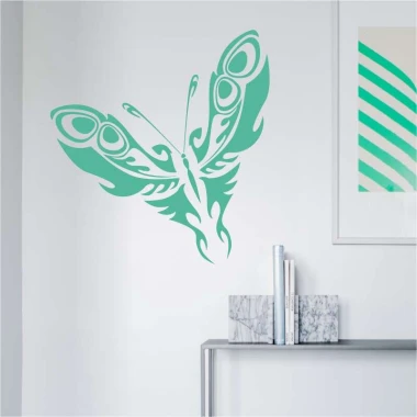 Szablon malarski wzorzysty motyl 2357 - Aranżacja w salonie. Ściany w jasnym kolorze z minimalistycznymi meblami