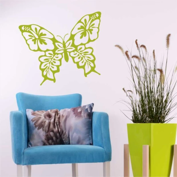 Szablon na ścianę motyl 2347 - Aranżacja w salonie. Ściany w jasnym kolorze, mebel w intensywnym odcieniu