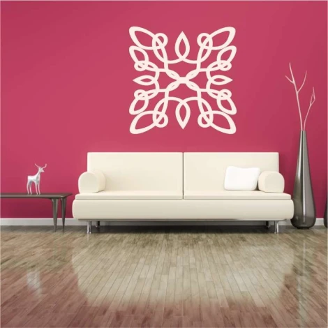 Szablon do malowania fantazja 2238 - Aranżacja w salonie. Ściana w intensywnym kolorze, jasna sofa, drewniana podłoga