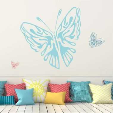 Szablon do malowania motyl 2362 - Aranżacja w salonie. Jasne ściany z kolorowymi poduszkami na kanapie