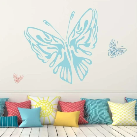 Szablon do malowania motyl 2362 - Aranżacja w salonie. Jasne ściany z kolorowymi poduszkami na kanapie