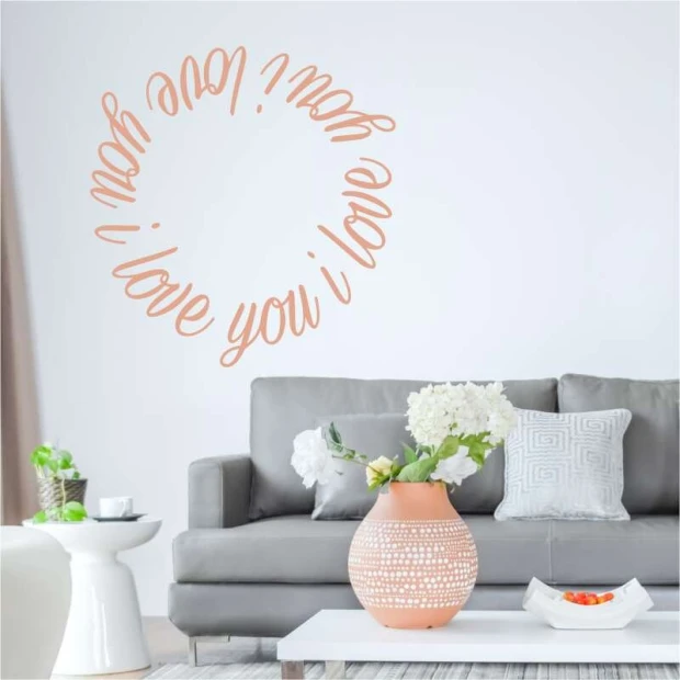 Szablon malarski I love you 2338 - Aranżacja w salonie. Ściany w jasnym kolorze, nowoczesne meble i kwiaty w wazonie