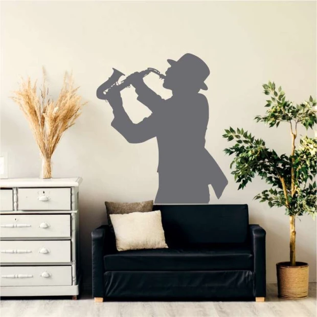 Szablon na ścianę muzyk jazzowy 2260 - Aranżacja w salonie. Ściany w jasnym kolorze, ciemne meble i rośliny