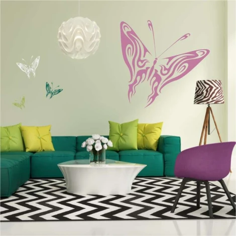 Szablon na ścianę płomienny motyl 2361 - Aranżacja w salonie. Ściany w jasnym kolorze, meble w intensywnych barwach