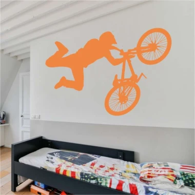 Szablon na ścianę skoki na rowerze 2313 - Aranżacja w pokoju dziecięcym. Ściany w jasnych kolorach, łóżko z kolorową