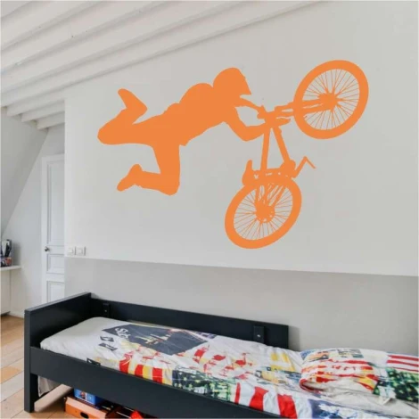 Szablon na ścianę skoki na rowerze 2313 - Aranżacja w pokoju dziecięcym. Ściany w jasnych kolorach, łóżko z kolorową