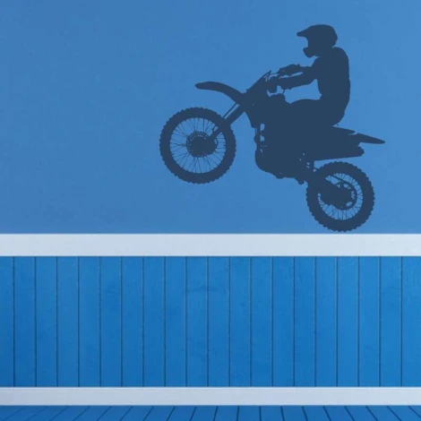 Motocross szablon do malowania 2312 - Aranżacja w pokoju dziecięcym. Ściany w kolorze niebieskim z białym pasem
