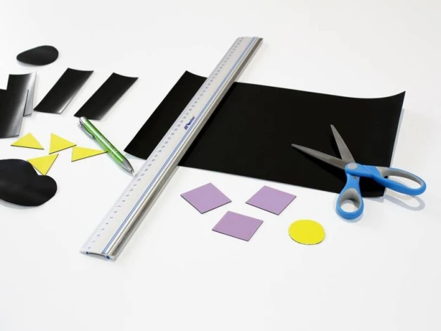 Folia stalowa samoprzylepna arkusz A4 - Wzór graficzny. Widoczne kształty to prostokąty, trójkąty i okręgi w różnych