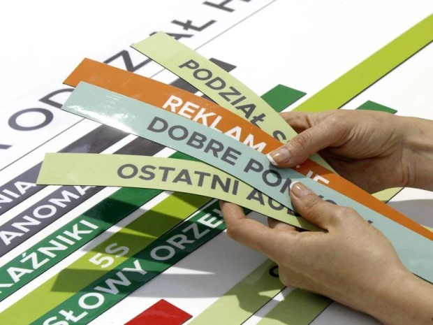 Mata magnetyczna z własnym nadrukiem - Wzór graficzny. Proste, prostokątne paski w różnych kolorach z tekstem