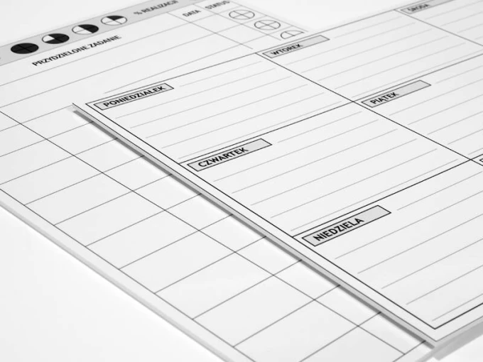 Tablica suchościeralna planer tygodniowy 015 - Wzór graficzny. Prosta siatka z podziałem na dni tygodnia i miejsce