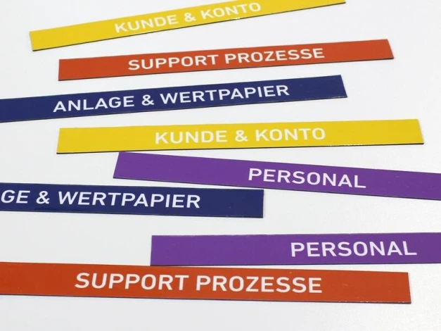 Magnes z własnym nadrukiem na zamówienie - Wzór graficzny. Proste prostokątne paski w różnych kolorach z tekstem