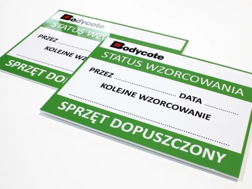 Tablica suchościeralna magnetyczna z przykładowym nadrukiem statusu wzorcowania i dopuszczenia sprzętu na białym tle