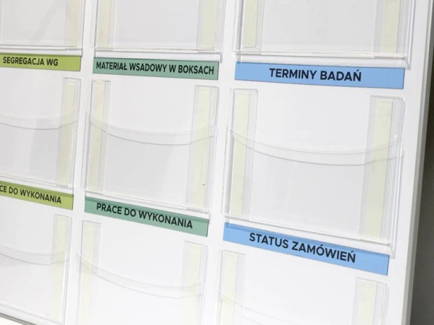 Kieszeń wisząca z plexi A4 głębokość 4cm pion/poziom - Wzór graficzny. Przezroczyste kieszenie na dokumenty w prostokątnych