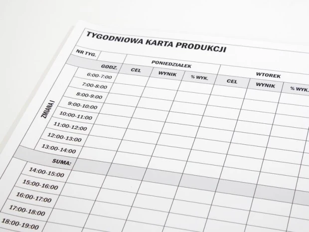 Tablica suchościeralna z nadrukiem tygodniowej karty produkcji w zbliżeniu na tabelę planowania