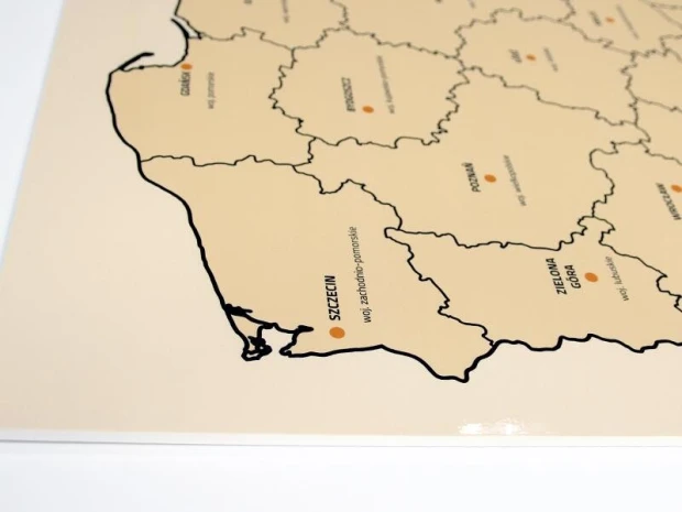 Tablica suchościeralna z nadrukiem mapy administracyjnej Polski w zbliżeniu pokazującym grubość płyty