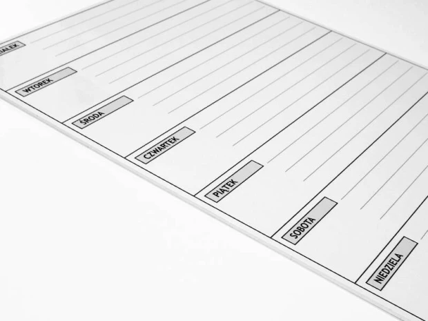 Tablica suchościeralna planer tygodniowy 017 - Wzór graficzny. Prosta, prostokątna forma z poziomymi liniami i etykietami