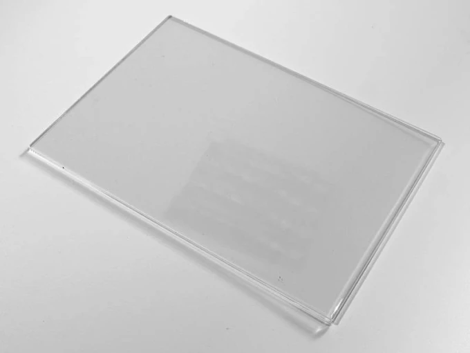 Koszulka z plexi A4 - Wzór graficzny. Prostokątna, przezroczysta forma z gładkimi krawędziami