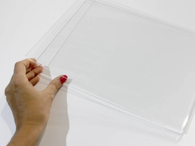 Koszulka z plexi A4 - Wzór graficzny. Przezroczysta, prostokątna forma z gładkimi krawędziami