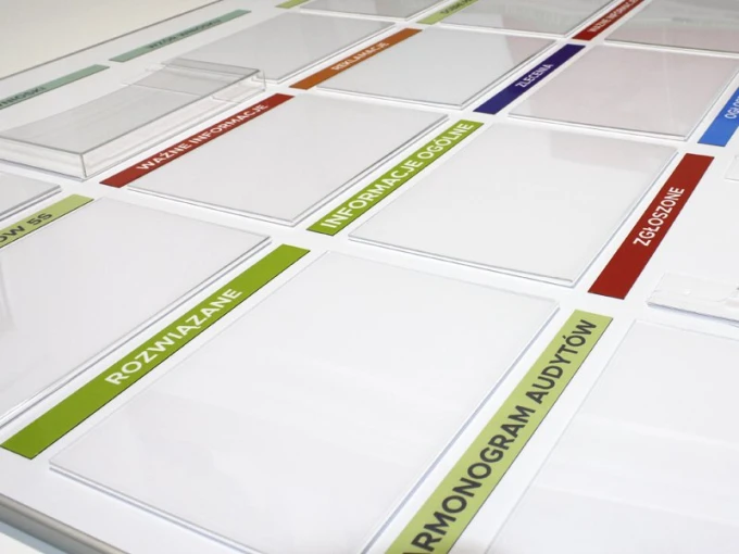 Koszulka z plexi A4 - Aranżacja w biurze. Jasne ściany i minimalistyczne meble