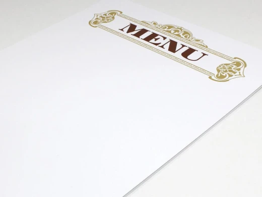 Tablica suchościeralna z nadrukiem MENU w ujęciu pokazującym grubość płyty i wykończenie krawędzi