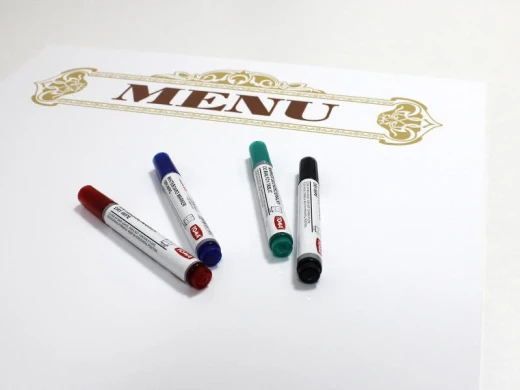 Tablica suchościeralna z nadrukiem MENU w komplecie z czterema kolorowymi markerami