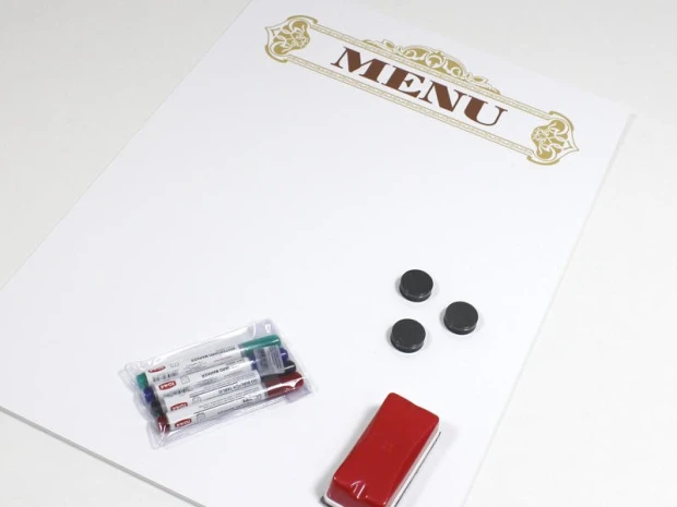 Tablica suchościeralna magnetyczna z nadrukiem MENU w ujęciu z markerami, gąbką i magnesami