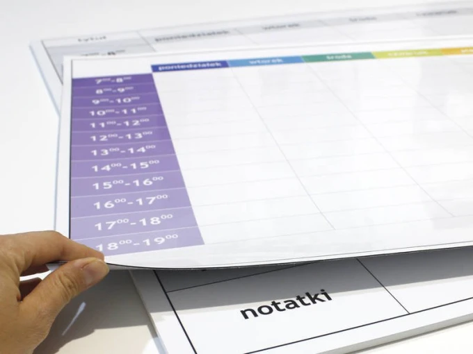 Magnetyczna tablica suchościeralna lean 054 planer tygodniowy z godzinami - Wzór graficzny. Prostokątna tablica z podziałem