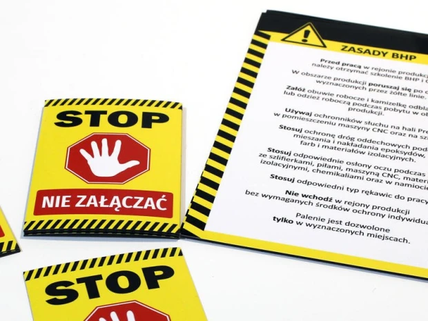 Prostokątne magnesy z przykładowym nadrukiem ostrzegawczym STOP oraz zasadami BHP na białym tle
