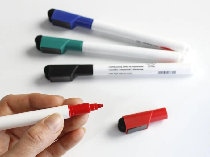 Marker suchościeralny ze ścierakiem Toma TO-268 - Wzór graficzny. Na białym tle widoczne są cztery markery w różnych