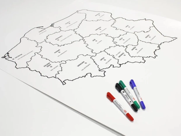 Tablica suchościeralna z czarno-białym nadrukiem mapy administracyjnej Polski i dołączonymi markerami