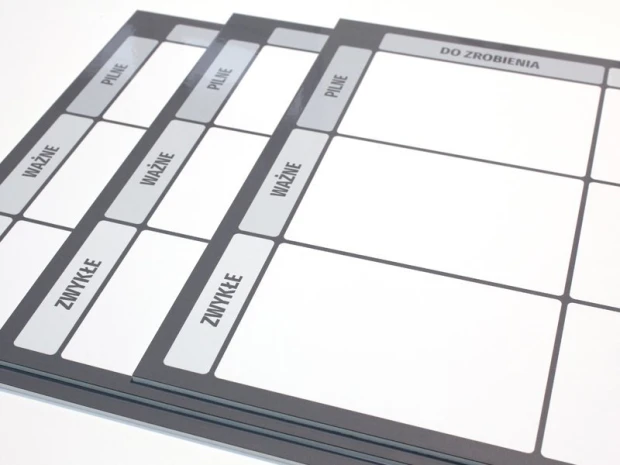 Tablica magnetyczna z nadrukiem kanban board w ujęciu pokazującym grubość płyty i warstwy
