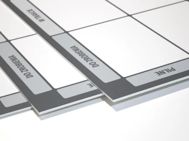 Tablica magnetyczna z nadrukiem kanban board w zbliżeniu na krawędź i polskie nagłówki