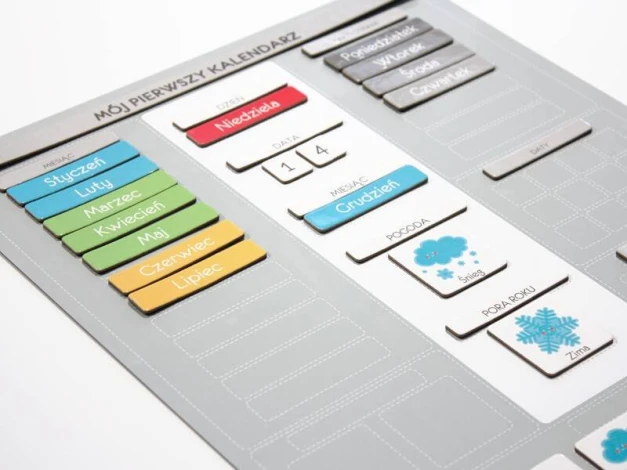 Kalendarz dla dzieci polski MAGNES - Wzór graficzny. Grafika zawiera prostokątne piktogramy z nazwami miesięcy, dni tygodnia