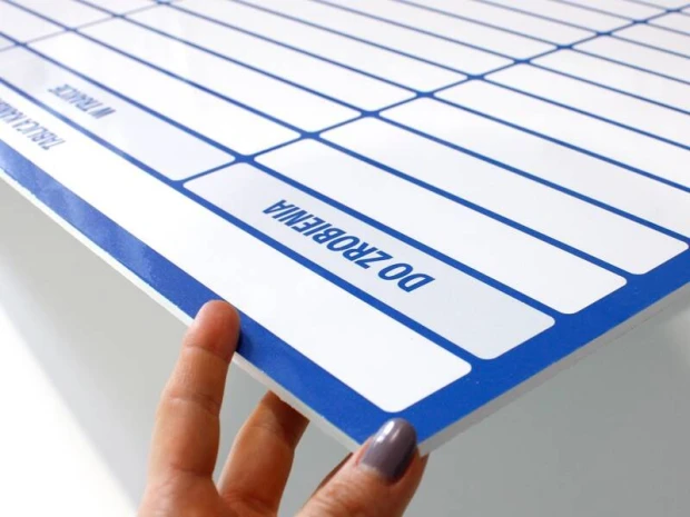 Kanban tablica suchościeralna Lean 115 - Wzór graficzny. Prosta siatka z poziomymi i pionowymi liniami oraz etykietami