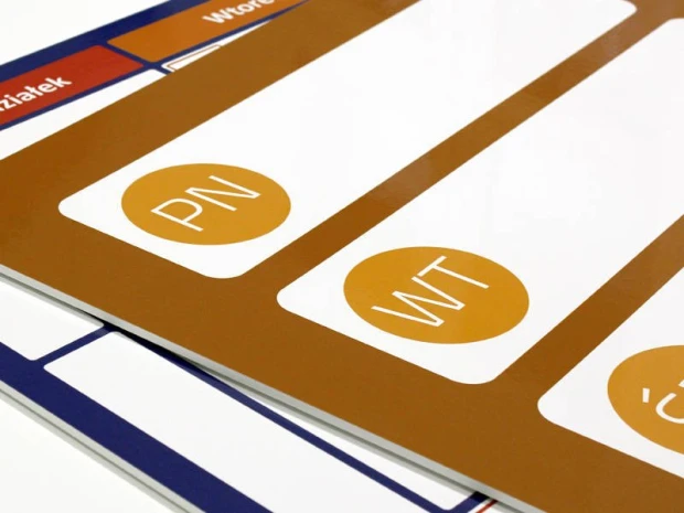 Magnetyczna tablica suchościeralna planer 244 - Wzór graficzny. Prostokątne pola z dniami tygodnia na brązowym tle