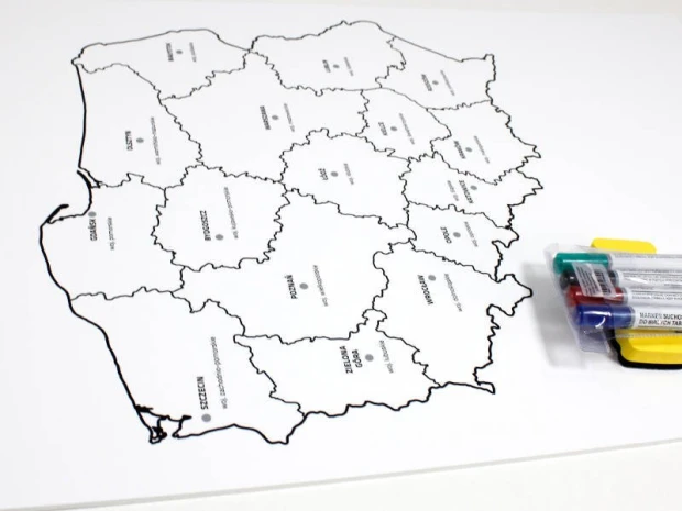 Tablica suchościeralna z czarnym konturowym nadrukiem mapy administracyjnej Polski oraz zestawem markerów i gąbką