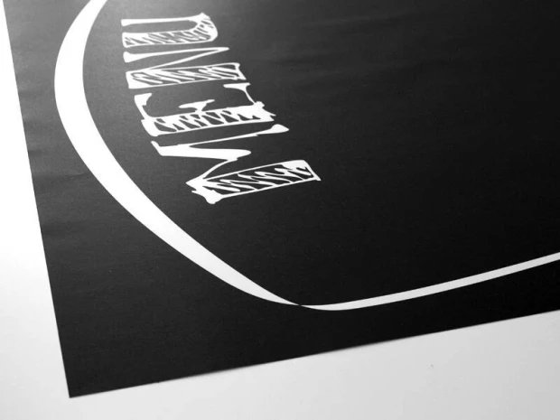 Tablica kredowa z nadrukiem menu w zbliżeniu na narożnik i białą grafikę