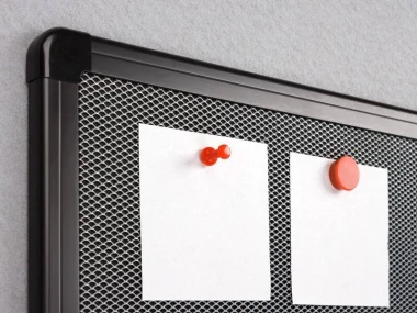 Tablica magnetyczna pinmag - Wzór graficzny. Widoczne dwa białe kartki przyczepione do siatki za pomocą magnesów