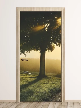 Fototapeta na drzwi drzewo w słońcu FP 4021 - Wzór graficzny. Grafika przedstawia drzewo z promieniami słońca w tle