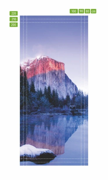 Fototapeta na drzwi jezioro w górach FP 4319 - Wzór graficzny. Góra odbija się w jeziorze, otoczona drzewami, w tle jasne