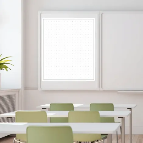 Nakładka magnetyczna suchościeralna kropki 01 - Aranżacja w klasie. Ściany w jasnym kolorze, proste meble w zielonym