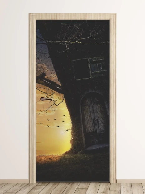 Fototapeta na drzwi dla dzieci domek w drzewie FP 6013 - Wzór graficzny. Przedstawia domek w drzewie z drzwiami i oknem