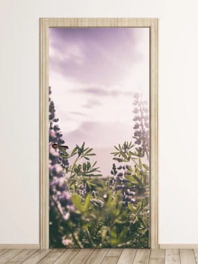 Fototapeta na drzwi lawenda FP 4398 - Wzór graficzny. Przedstawia lawendowe kwiaty na tle nieba
