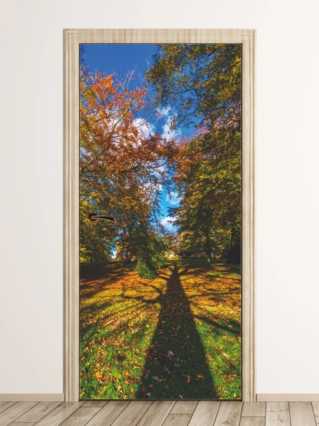 Fototapeta na drzwi w cieniu drzewa FP 6069 - Aranżacja w jasnym pomieszczeniu. Ściany w neutralnych kolorach, drewniana