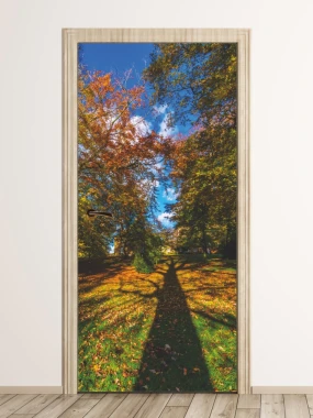 Fototapeta na drzwi w cieniu drzewa FP 6069 - Aranżacja w jasnym pomieszczeniu. Ściany w neutralnych kolorach, drewniana