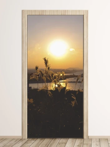 Fototapeta na drzwi jesienne słońce FP 6081 - Wzór graficzny. Grafika przedstawia słońce nad wodą oraz trawy w złotych