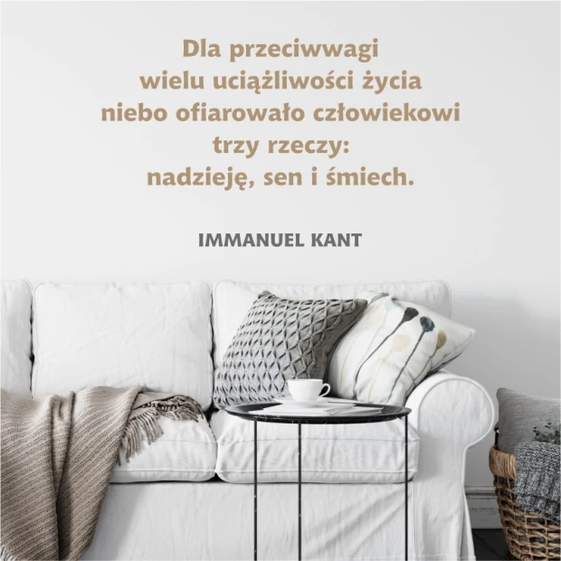 Szablon do malowania cytat: Dla przeciwwagi 1964 - Aranżacja w salonie. Jasne ściany, sofa w jasnym kolorze