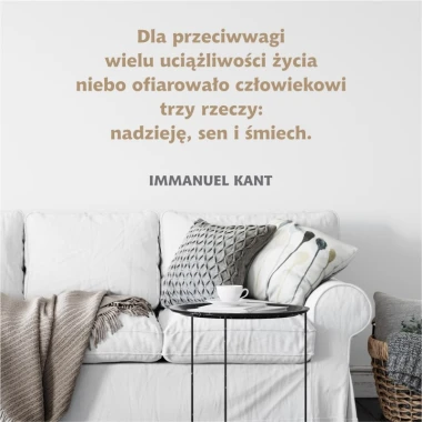 Szablon do malowania cytat: Dla przeciwwagi 1964 - Aranżacja w salonie. Jasne ściany, sofa w jasnym kolorze